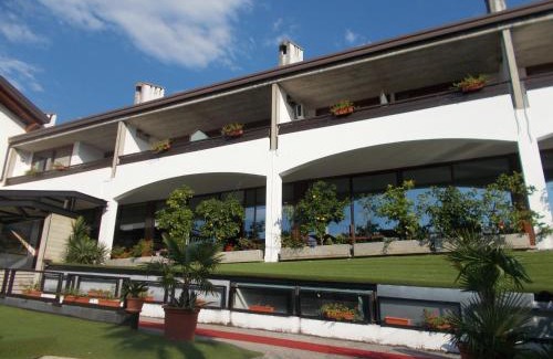 Malcesine Hotel | Hotel Laura Christina: Oceanfront Oasis with Modern Amenities