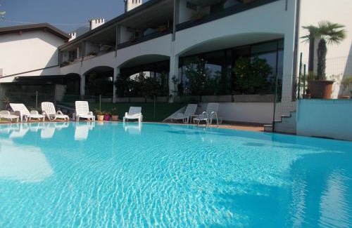 Malcesine Hotel | Hotel Laura Christina: Oceanfront Oasis with Modern Amenities