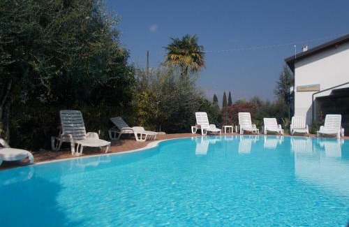 Malcesine Hotel | Hotel Laura Christina: Oceanfront Oasis with Modern Amenities