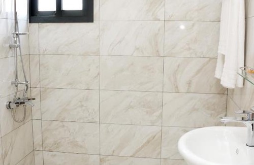 Cocody Hotel | Delightful Hotel Laval: Breakfast Included & Family-Friendly