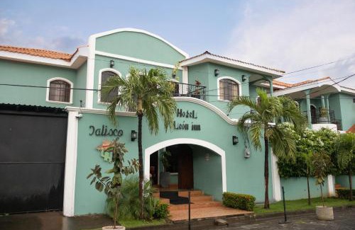 Leon Hotel | Discover Comfort at Hotel León Inn with Pool and Dining