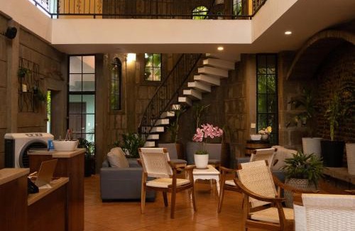 Leon Hotel | Discover Comfort at Hotel León Inn with Pool and Dining
