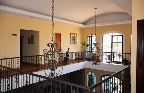 Leon Hotel | Discover Comfort at Hotel León Inn with Pool and Dining
