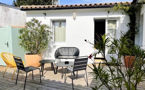 Ars-en-Re Hotel | Comfortable Stay at Hotel Le Clocher with Great Amenities