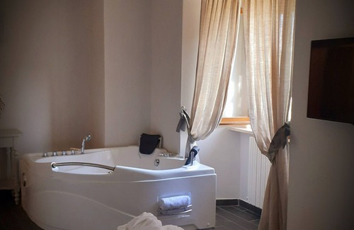 Montaione Hotel | Discover Hotel le Macine: Spa Retreat with High Ratings