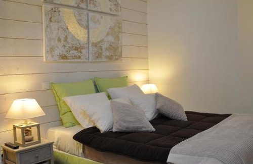 Beaumont-en-Auge Hotel | Pet-Friendly Hotel le P'tit Beaumont with Child Amenities