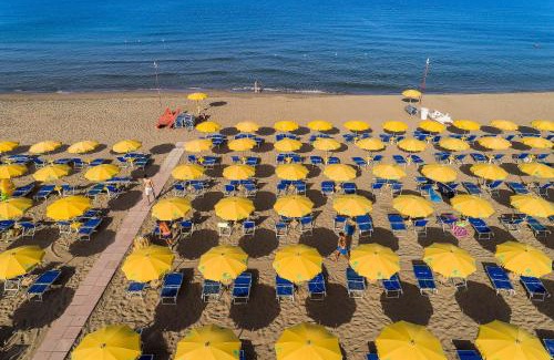 Laura Hotel | Discover Hotel Le Palme: 4-Star Oceanfront Retreat