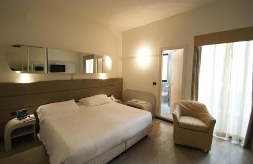 Milano Marittima Hotel | Oceanfront Bliss at Hotel Le Palme - 4-Star Resort Escape