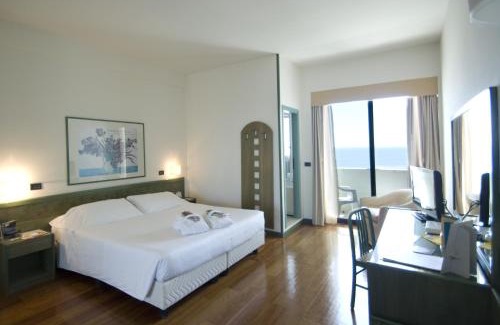 Milano Marittima Hotel | Oceanfront Bliss at Hotel Le Palme - 4-Star Resort Escape
