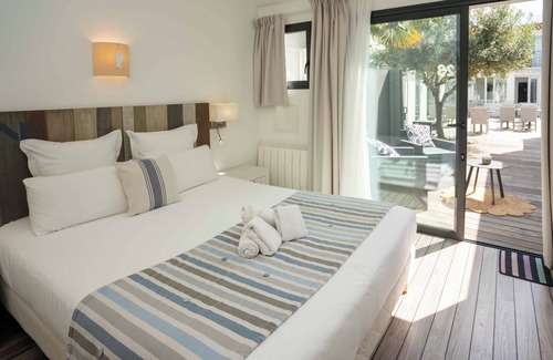 Saint-Pierre-d'Oleron Hotel | Discover Hotel Le Square: Ocean View & Spa Retreat