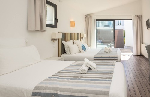 Saint-Pierre-d'Oleron Hotel | Discover Hotel Le Square: Ocean View & Spa Retreat