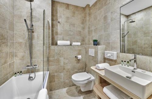 Cannes Old Town Hotel | Elegant Hotel Le Suquet Cannes with Oceanfront Pool Access