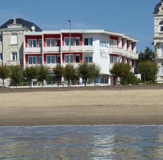 Royan Hotel | Relax at Hotel Le Trident Thyrsé with Ocean Views & Breakfast