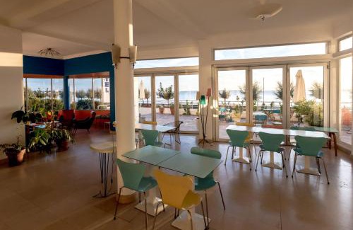 Royan Hotel | Relax at Hotel Le Trident Thyrsé with Ocean Views & Breakfast