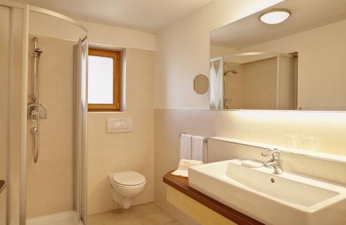 Tirolo Hotel | Discover Hotel Lechner: Oceanfront Oasis with Spa & Pool