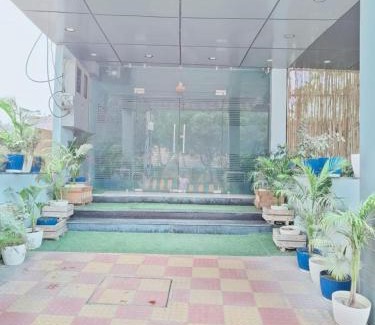 Sector 62 Hotel | Comfortable Hotel Lemon Suites & Banquet in Noida Sector 62