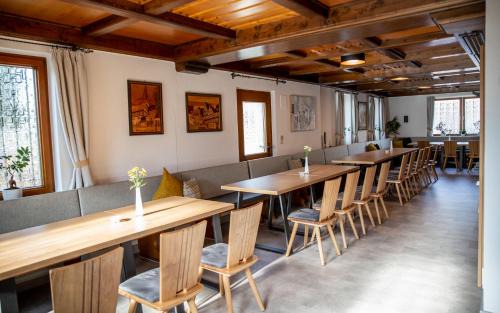 Heidenheim an der Brenz Hotel | Pet-Friendly Hotel Linde with Family Dining Experience