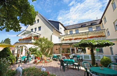 Warstein Hotel | Welcoming Hotel Lindenhof: Family-Friendly with Hot Tub