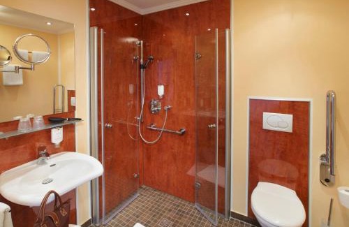 Warstein Hotel | Welcoming Hotel Lindenhof: Family-Friendly with Hot Tub