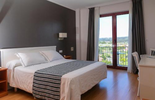 Puebla del Caraminal Hotel | Hotel Lombiña: Oceanfront Escape with Pool & Breakfast