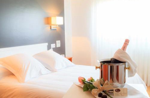 Puebla del Caraminal Hotel | Hotel Lombiña: Oceanfront Escape with Pool & Breakfast