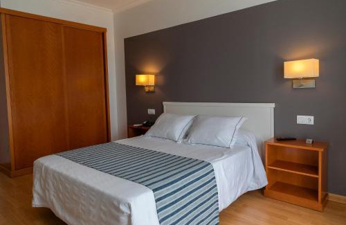 Puebla del Caraminal Hotel | Hotel Lombiña: Oceanfront Escape with Pool & Breakfast