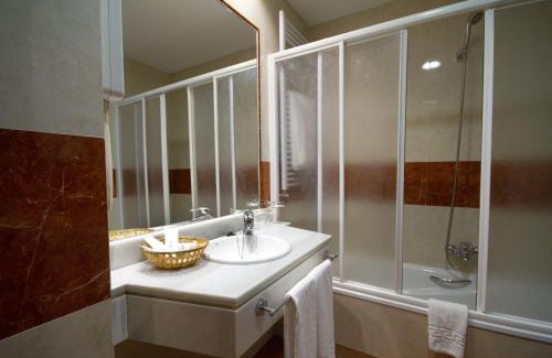Rejas Hotel | Discover Hotel Los 5 Pinos: Child-Friendly & Accessible Stays