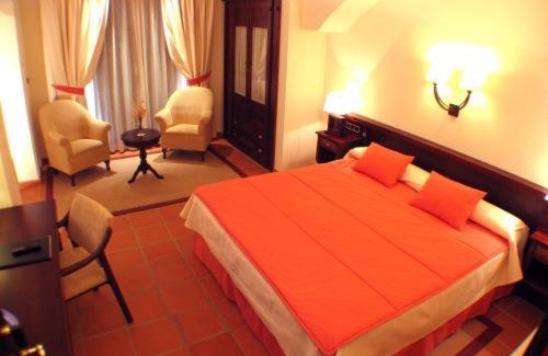 Barrio de la Vega Hotel | Inviting Retreat at Hotel Los Cerezos with Pool & Breakfast