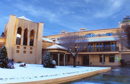 Barrio de la Vega Hotel | Inviting Retreat at Hotel Los Cerezos with Pool & Breakfast