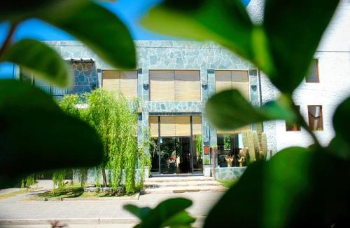 Cafayate Hotel | Discover Hotel Los Sauces with Pool & Hot Tub Access