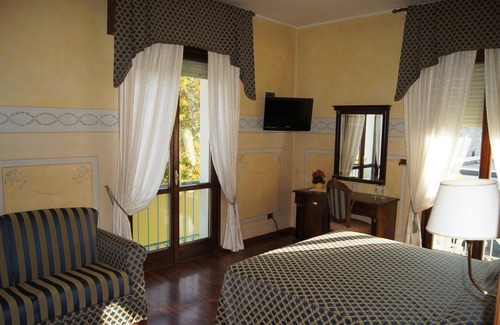 Lugana Hotel | Discover Hotel Lugana Parco Al Lago with Ocean View Pool