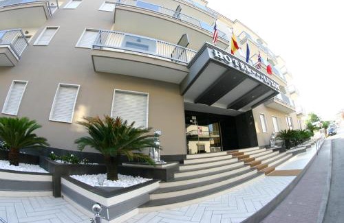 Casoria Hotel | Pet-Friendly Retreat at Hotel Luxor with Breakfast Included