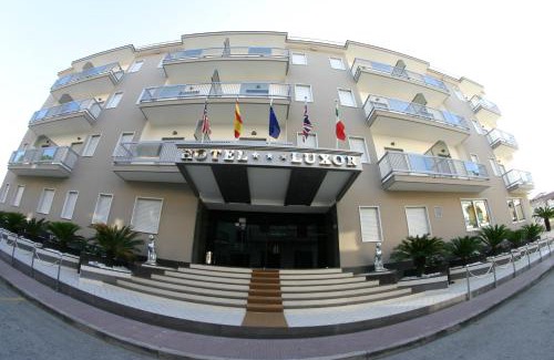 Casoria Hotel | Pet-Friendly Retreat at Hotel Luxor with Breakfast Included