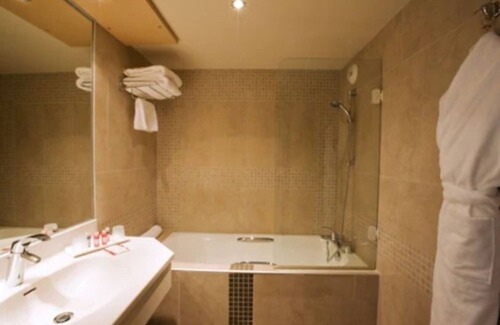 Serin Hotel | Relax at Hotel Lyon Métropole with Pool and Spa Amenities