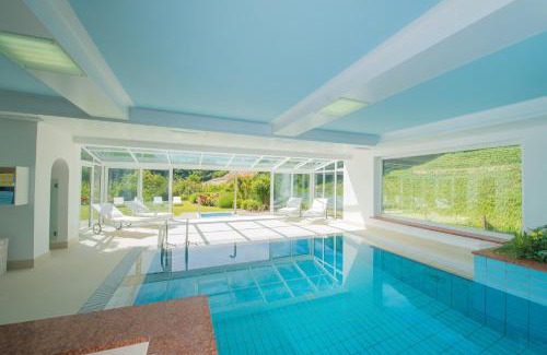 Termeno Sulla Strada del Vino Hotel | Relax at Hotel Mühle Mayer with Oceanfront Pool & Spa