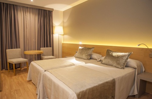 Este-Alcosa-Torreblanca Hotel | Discover Hotel M.A. Sevilla Congresos with Pool & Spa