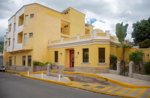 Tegucigalpa Hotel | Comfortable Stay at Hotel Mac Arthur with Pool & Breakfast