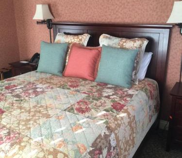 Point Richmond Hotel | Family-Friendly Getaway at Hotel Mac with Top Amenities