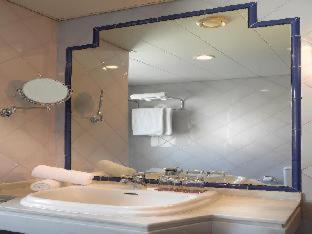 Distrito Centro Hotel | Discover Hotel Macià Alfaros: Oceanfront Retreat with Pool