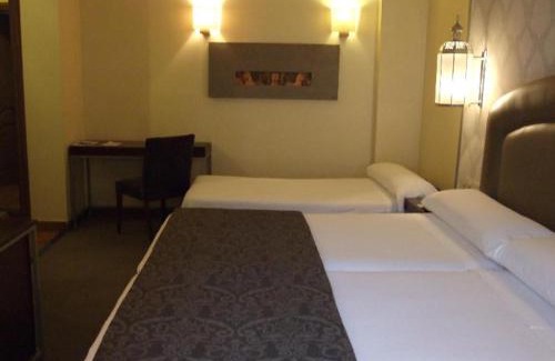 Distrito Centro Hotel | Discover Hotel Macià Alfaros: Oceanfront Retreat with Pool