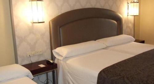 Distrito Centro Hotel | Discover Hotel Macià Alfaros: Oceanfront Retreat with Pool
