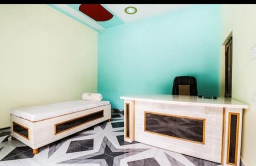 Misrikh Apartment | Pet-Friendly Hotel Madhava: Ideal for Families on a Budget