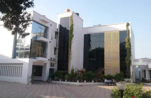 Misrikh Apartment | Pet-Friendly Hotel Madhava: Ideal for Families on a Budget