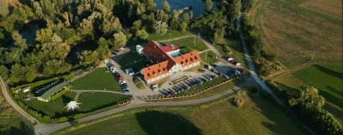 gmina Lesnica Hotel | Discover Hotel Magiczny Zakątek: Guest Rated 9/10 & Pet Friendly