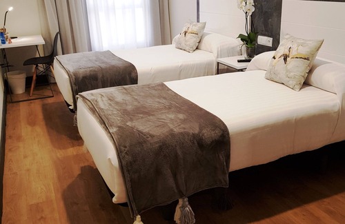 O Barco de Valdeorras Hotel | Hotel Malecón: Guest Rated 9.6, Spa & Family-Friendly Amenities