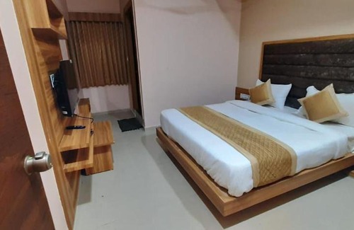 Ahmedabad Hotel | Accessible Comfort at Hotel Maple View with Breakfast Included