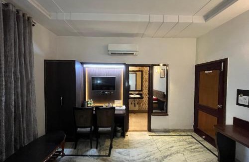 Rakabganj Hotel | Discover Hotel Marc Royal: Family-Friendly with Pool Access