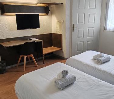 Roullet-Saint-Estephe Hotel | Pet-Friendly Hôtel Marjolaine with Breakfast & Accessibility