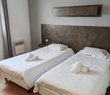 Roullet-Saint-Estephe Hotel | Pet-Friendly Hôtel Marjolaine with Breakfast & Accessibility