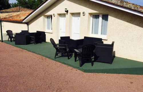 Roullet-Saint-Estephe Hotel | Pet-Friendly Hôtel Marjolaine with Breakfast & Accessibility